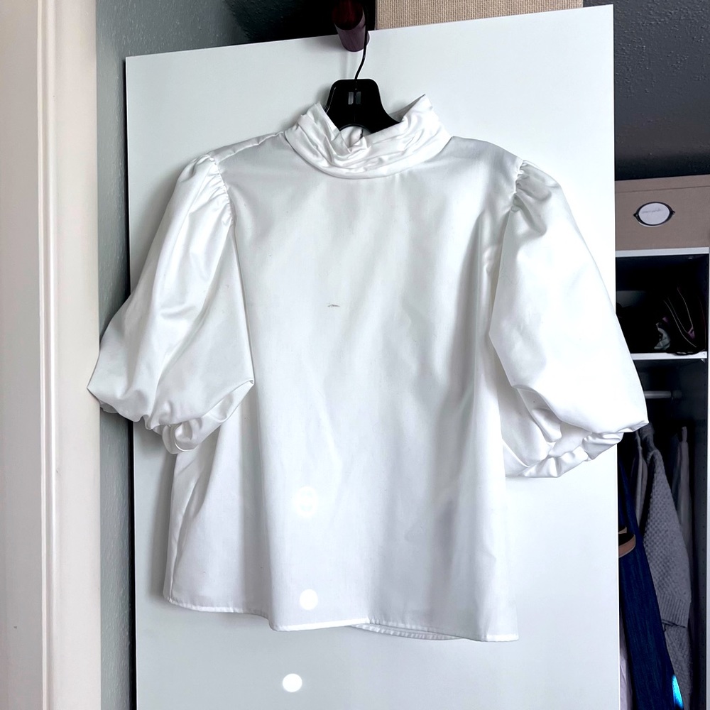 Adorable puffy sleeve blouse